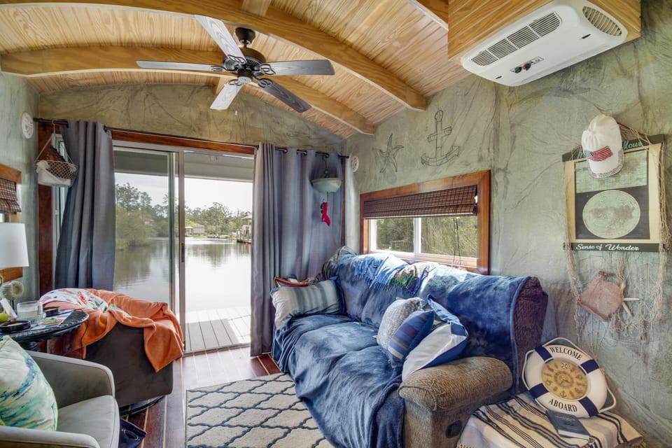 Bay St Louis Houseboat 6 Mi to Old Town & Beach! Apartment in Mississippi