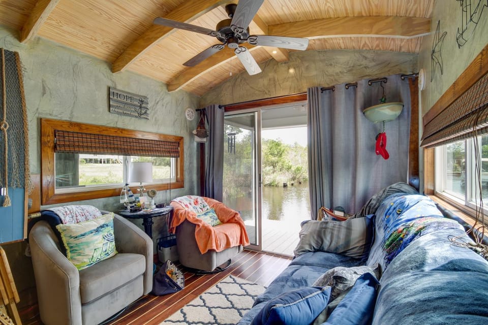 Bay St Louis Houseboat 6 Mi to Old Town & Beach! Apartment in Mississippi