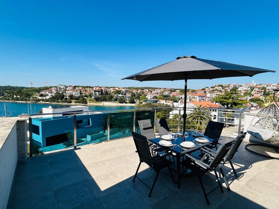 Toilet, Balcony/Terrace, Seating area, Dining area, Sea view