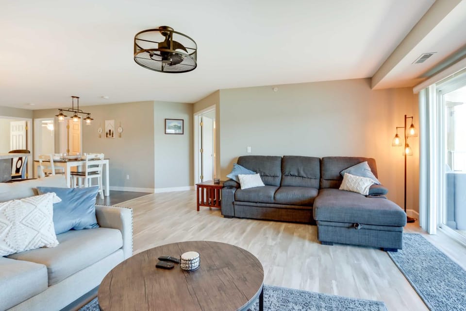 Lakefront Ozark Condo w/ Spacious Balcony! House in Lake of the Ozarks