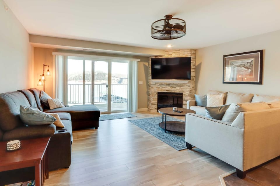 Lakefront Ozark Condo w/ Spacious Balcony! House in Lake of the Ozarks