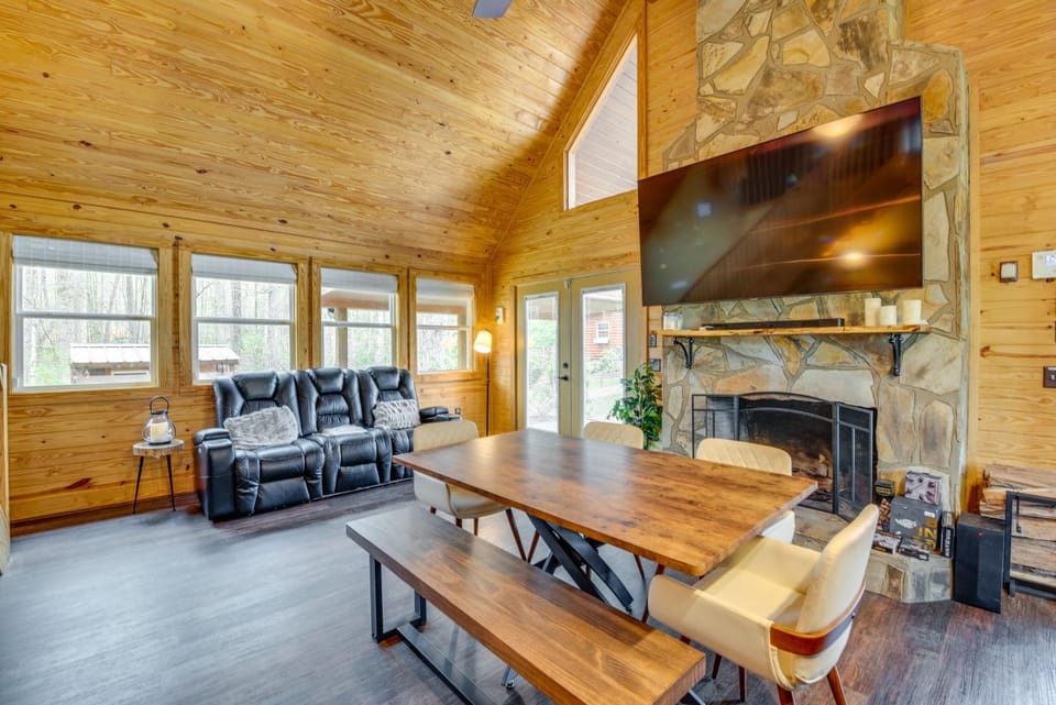 Bowdon Cabin Stay Near Atlanta, Private Pool! Cabin in Georgia
