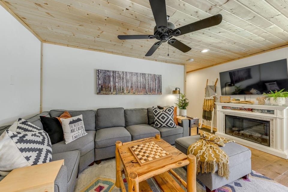 Ruidoso Cabin Rental w/ Hot Tub: Walk to Main! Cabin in Ruidoso