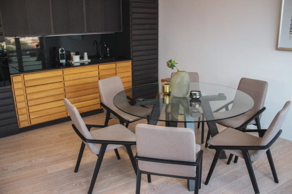 Kitchen or kitchenette, Living room, Seating area, Dining area, Drinks