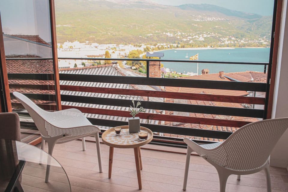 Day, Natural landscape, View (from property/room), Balcony/Terrace, Living room, Seating area, Dining area, Lake view, Mountain view, River view, Sea view