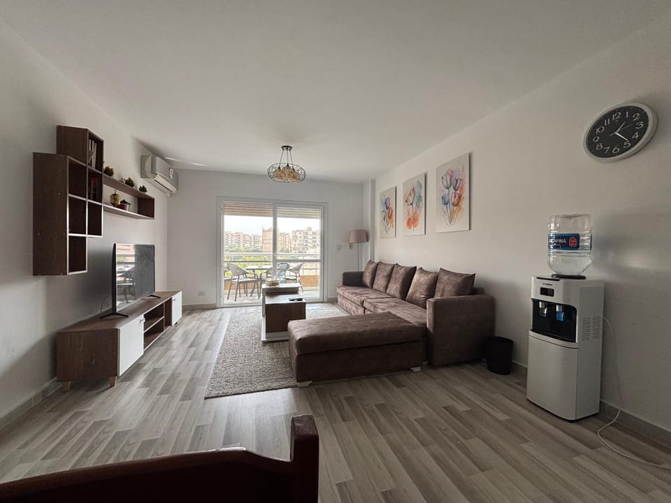 Communal lounge/ TV room, TV and multimedia, Living room, Seating area, Evening entertainment, air conditioner