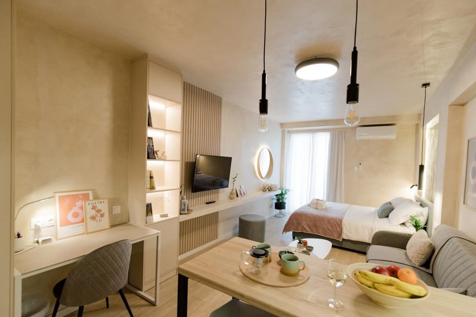 Bed, TV and multimedia, Living room, Food and drinks, Photo of the whole room