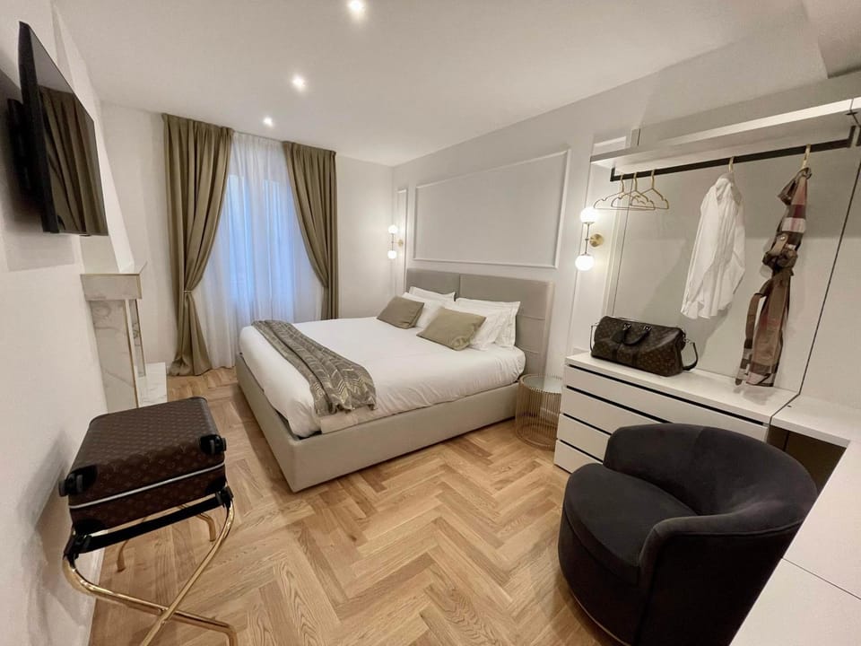 Bed, TV and multimedia, Photo of the whole room, Seating area, Bedroom, wardrobe