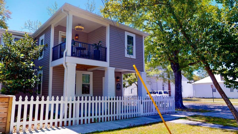 Bright Modern 2BR 2BA with Balcony - King bed-Fast Wi-Fi 75 inch OLED TV House in Wilmington