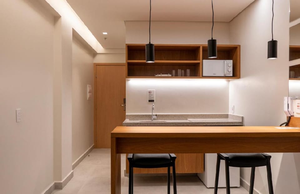 Kitchen or kitchenette, minibar