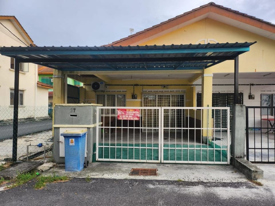 D'Haja 37 KLIA Sepang with 2 AC & Free Wi-Fi House in Selangor, Malaysia