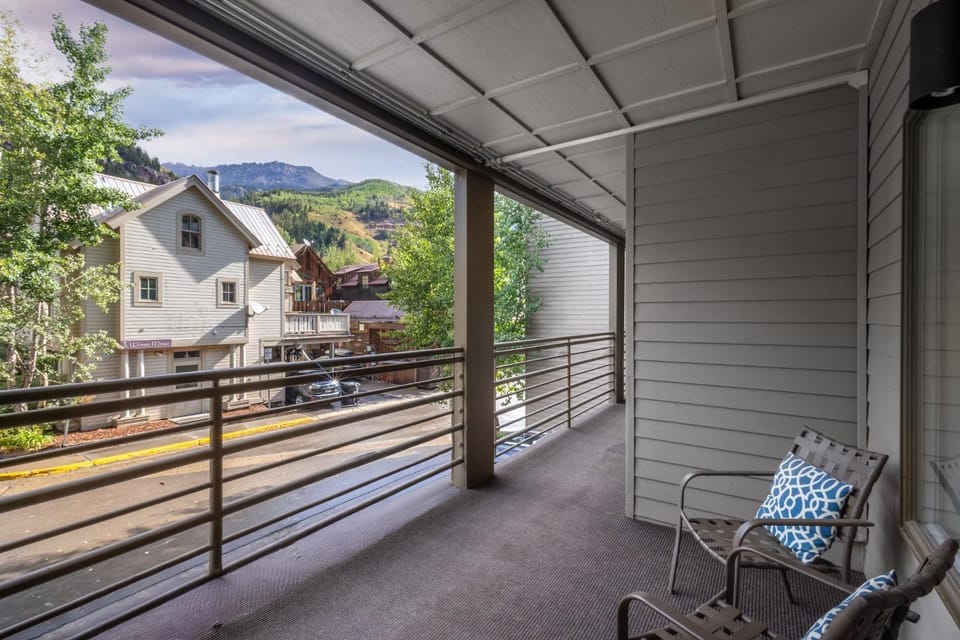 Riverfront, blocks to ski - Mtn Views, Hot Tub at Viking Lodge 217 condo Apartment in Telluride