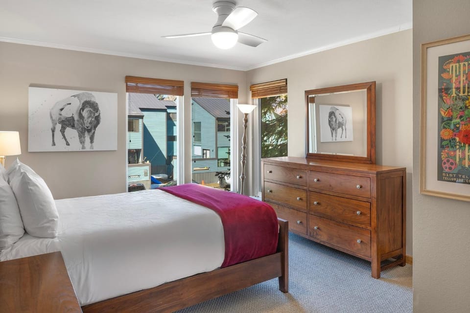 West End Winner - Hot Tub, Parking, Open Kitchen & Living Space condo Apartment in Telluride
