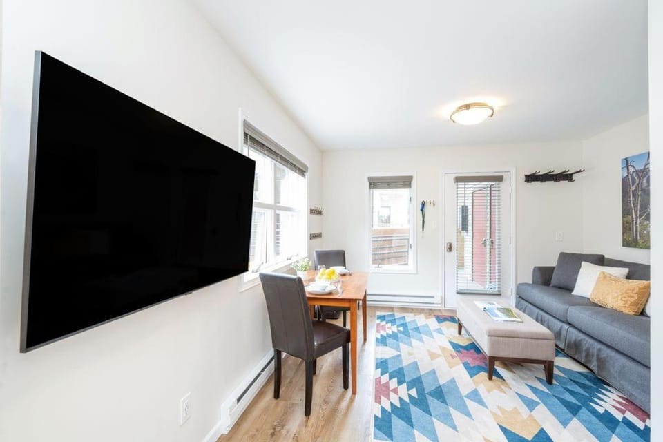 Cloud Nine, Walk to Gondola, Top Floor on River & Hot Tub condo Apartment in Telluride