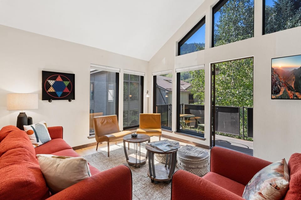 Big & Bright Hidden Gem with Garage, Hot Tub, Lux Kitchen condo Apartment in Telluride