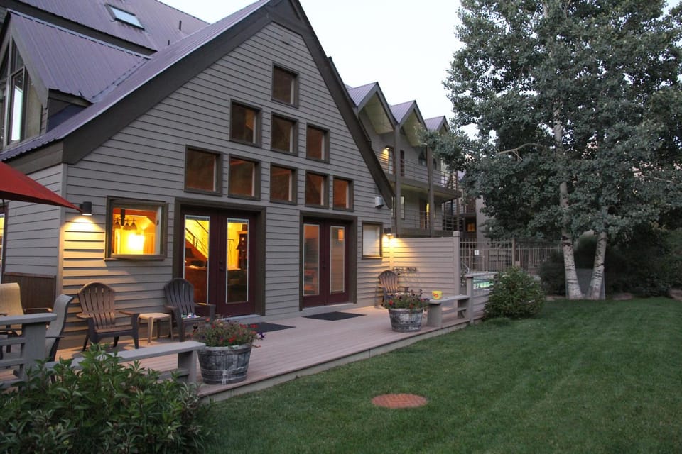 Huge Riverfront Deck, Walk Everywhere - Viking Lodge 100A condo Apartment in Telluride