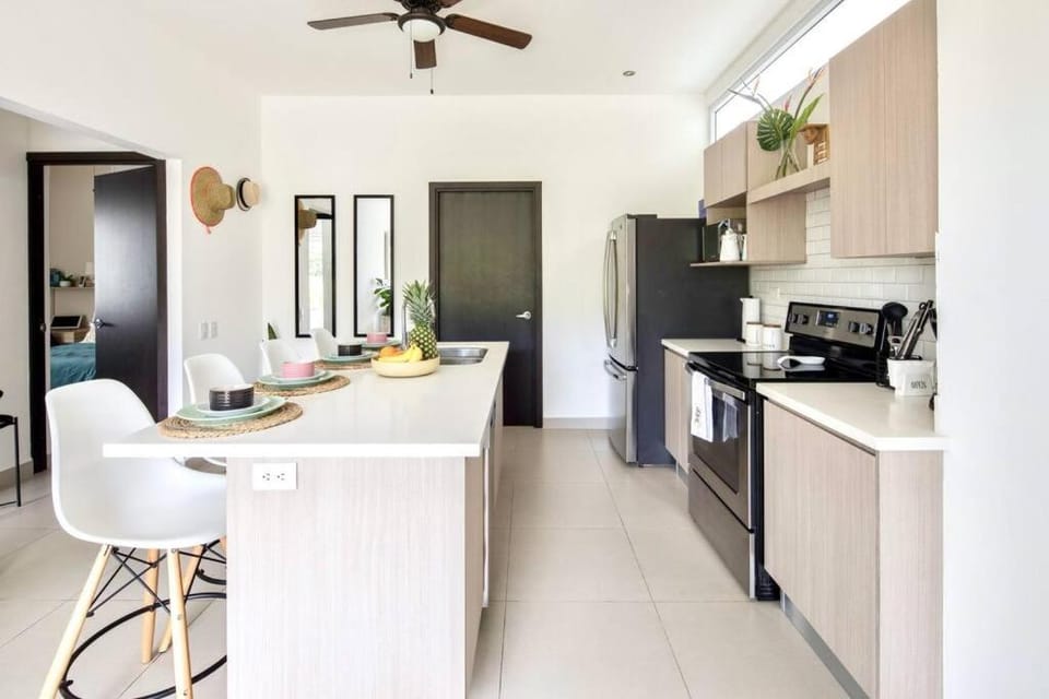 Bright & Airy new Condo, 5 min walk to Jaco Beach! Apartment in Jaco
