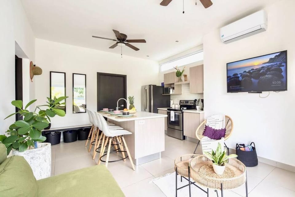 Bright & Airy new Condo, 5 min walk to Jaco Beach! Apartment in Jaco
