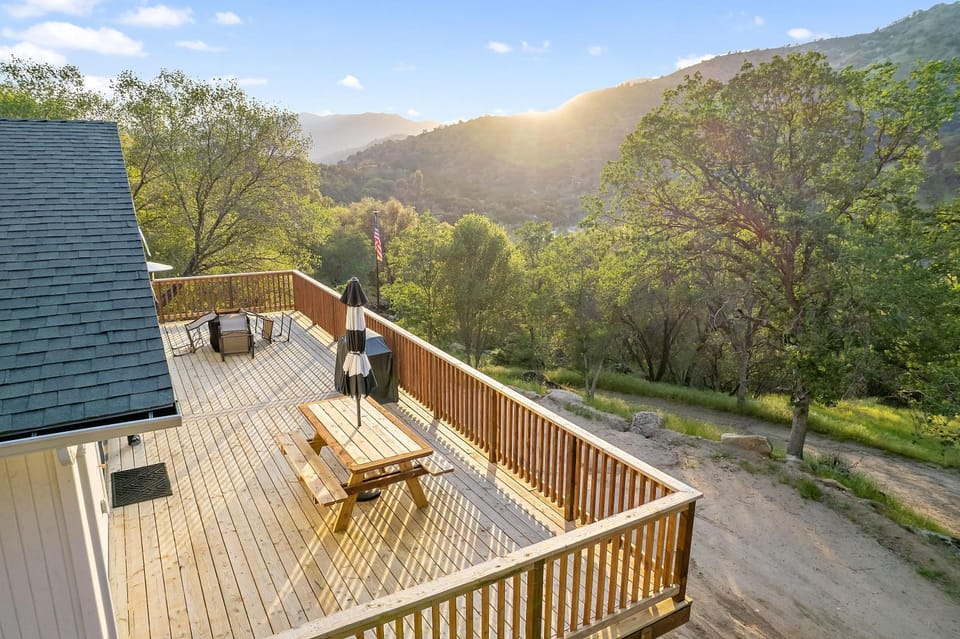 BBQ facilities, View (from property/room), Balcony/Terrace, Dining area, Mountain view