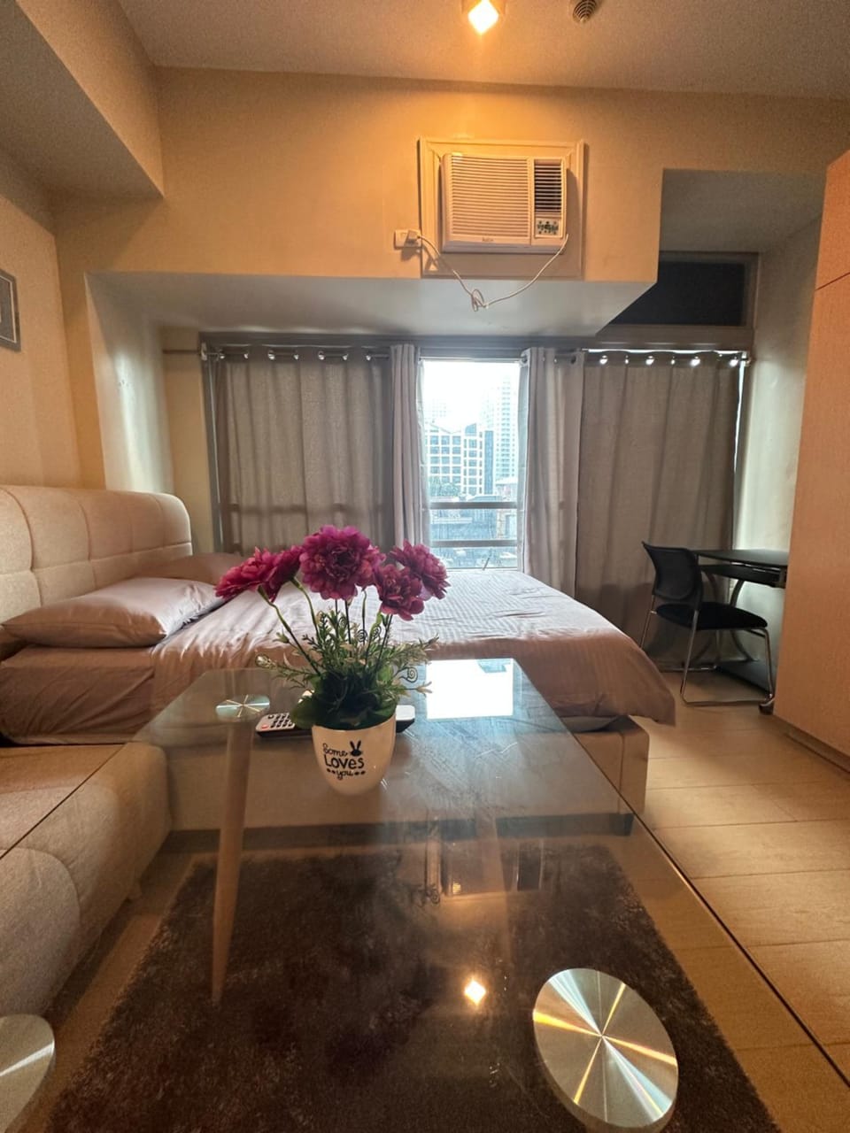 EJ's Staycation 4th F with 200mbps Wi-Fi and NETFLIX Apartment in Pasig
