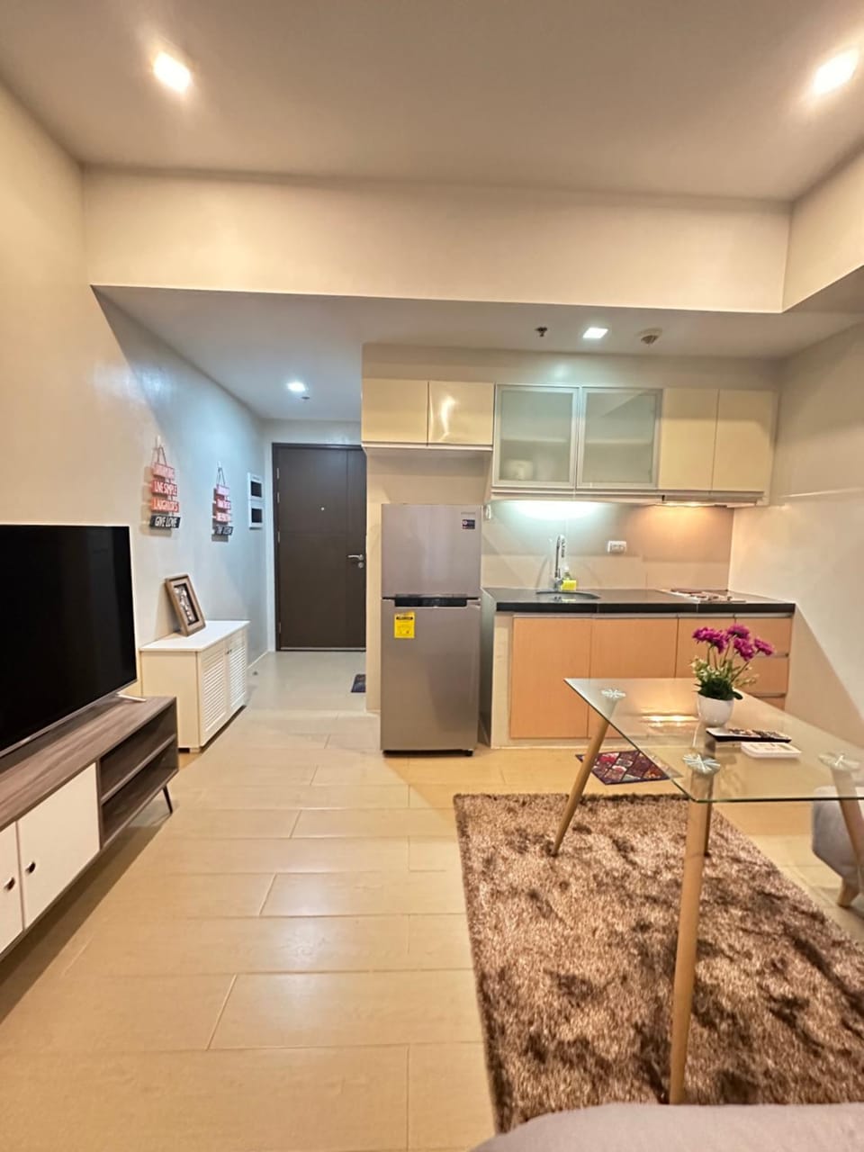 EJ's Staycation 4th F with 200mbps Wi-Fi and NETFLIX Apartment in Pasig