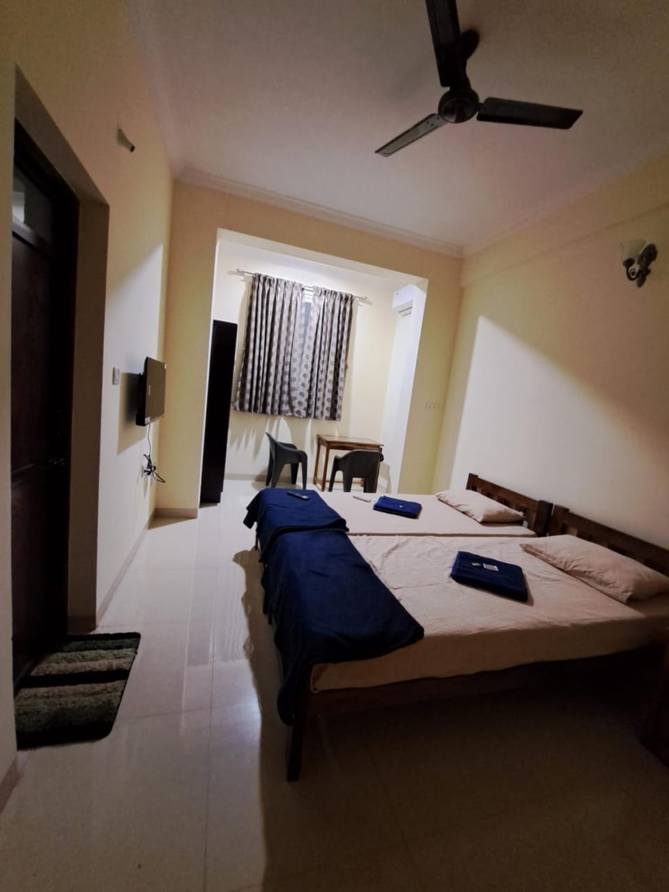 Communal lounge/ TV room, Bed, TV and multimedia, Photo of the whole room, fireplace, towels