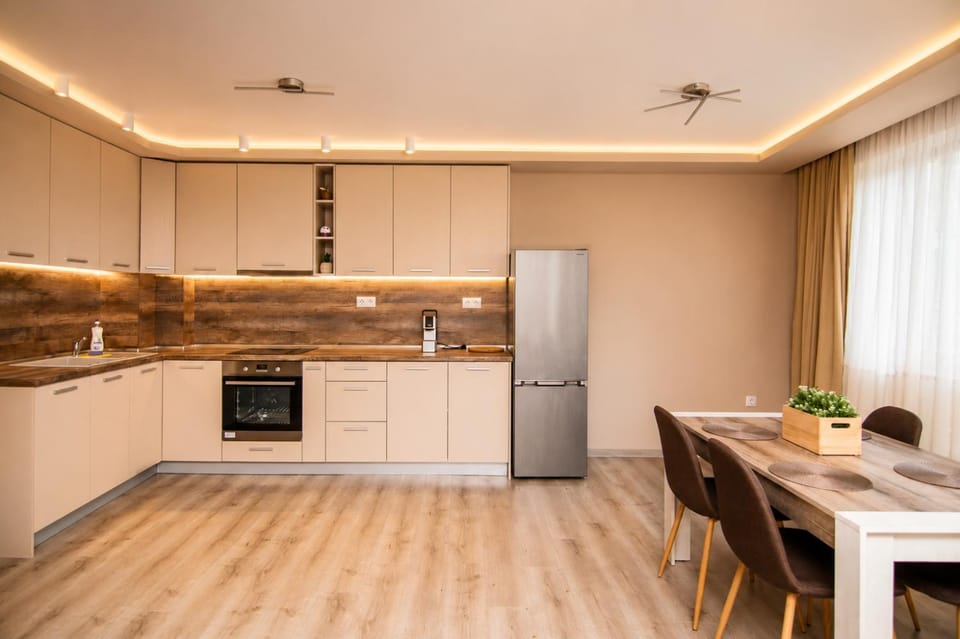 Kitchen or kitchenette, Dining area, stove