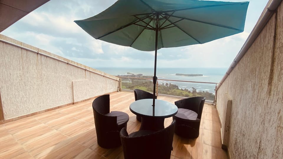 Day, Natural landscape, View (from property/room), Balcony/Terrace, Living room, Seating area, Dining area