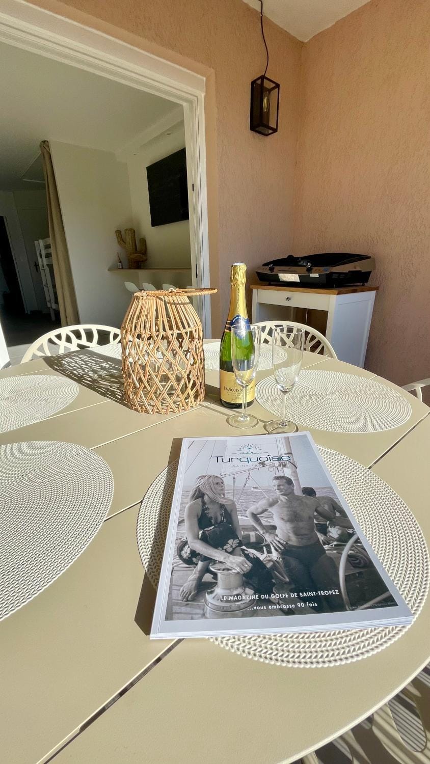 Proche St Tropez refait à neuf bord de plage et piscine Apartment in Gassin