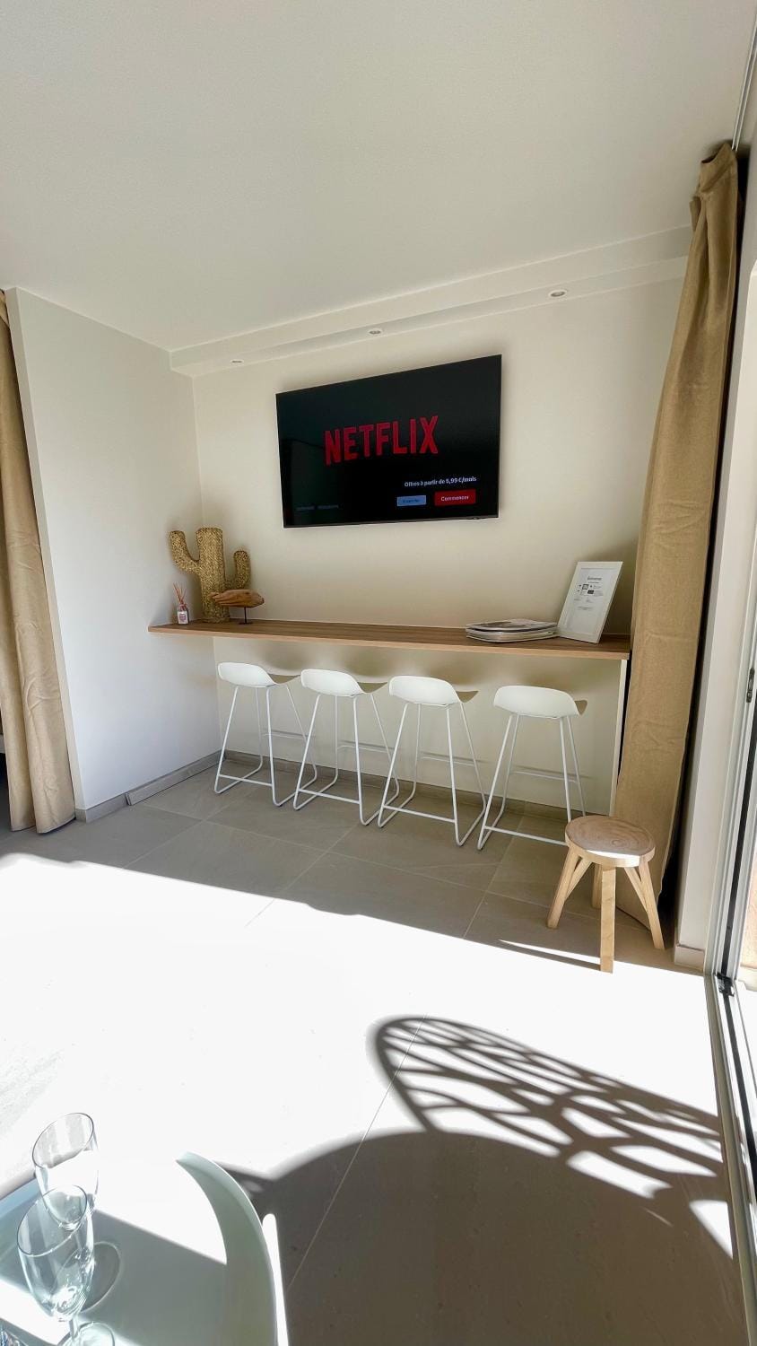 Seating area, Dining area