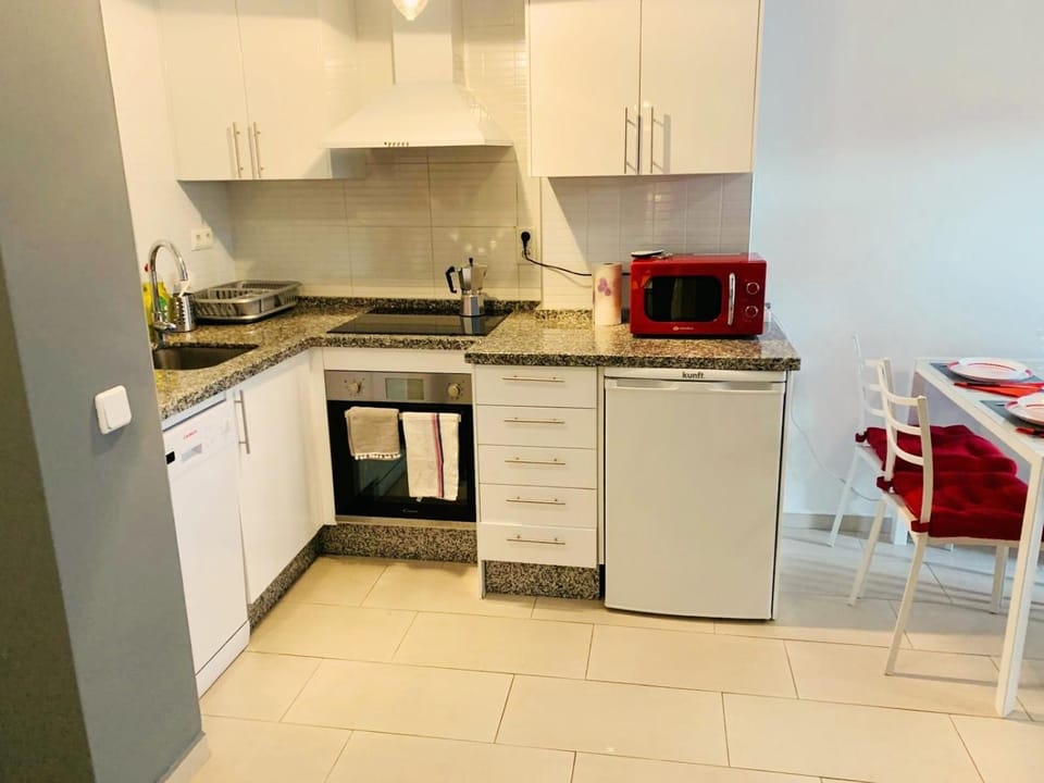 Kitchen or kitchenette, dishwasher, stove