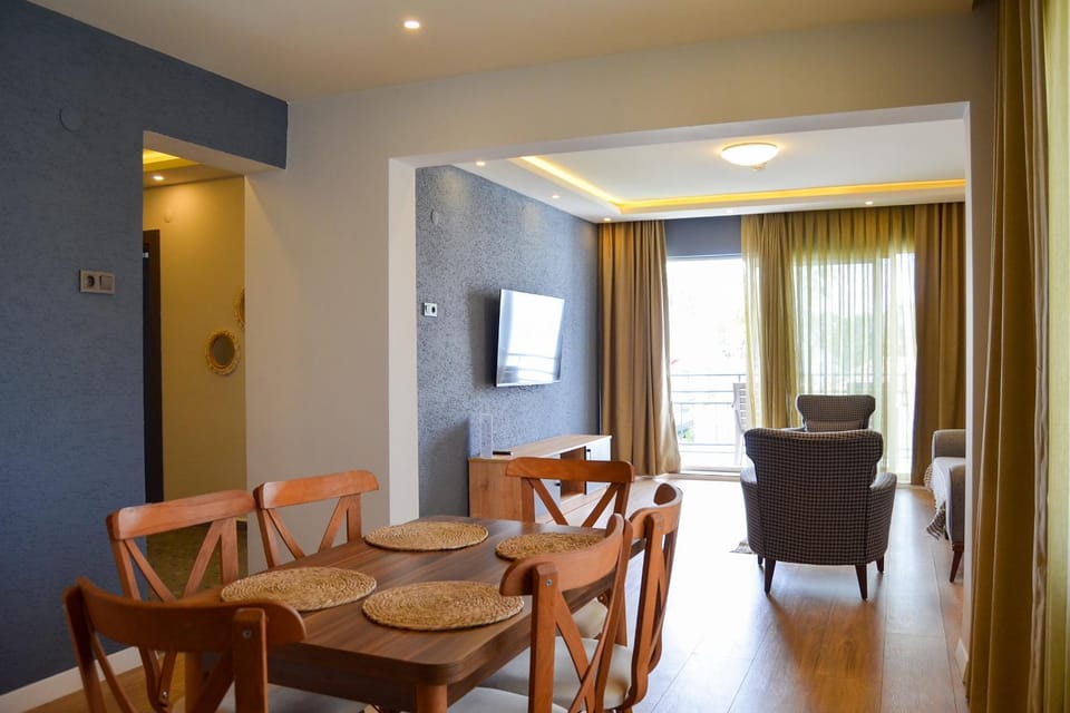 TV and multimedia, Living room, Seating area, Dining area