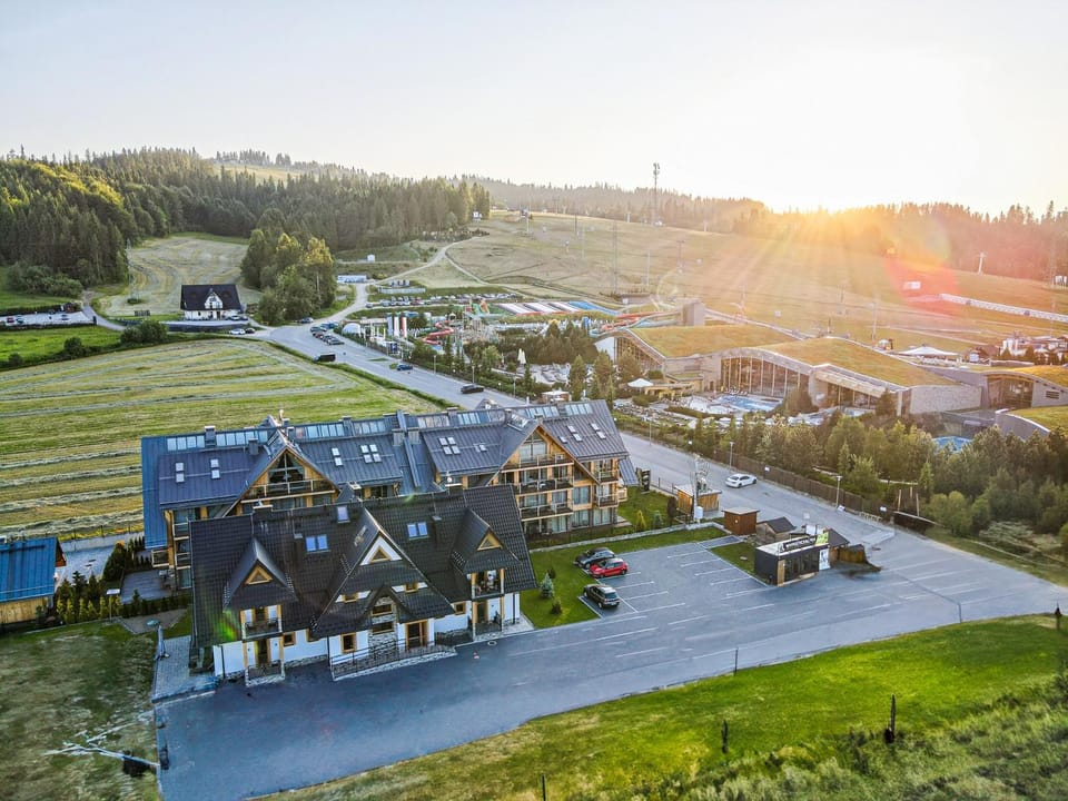 Property building, Nearby landmark, Day, Neighbourhood, Natural landscape, Bird's eye view, Mountain view, Location, Sunrise, Sunset, Parking