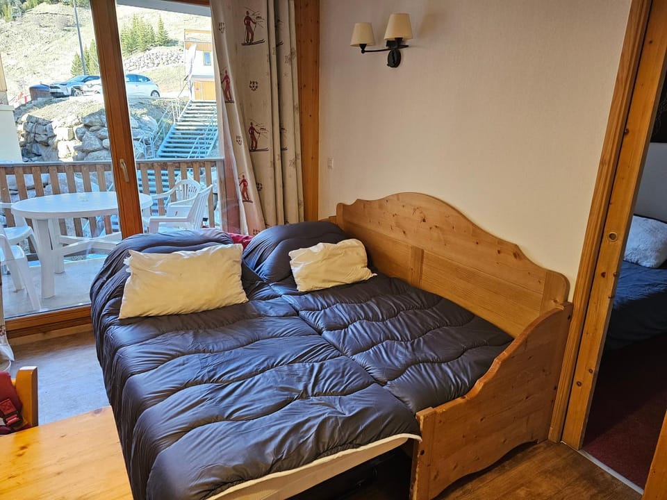 Bed, Living room