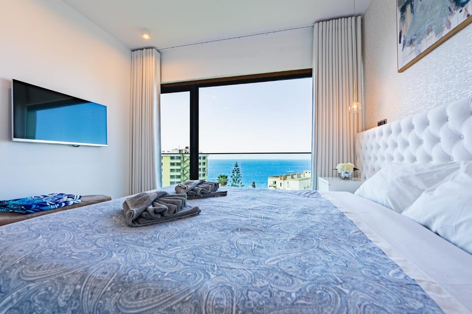 Bed, Bedroom, Sea view, towels