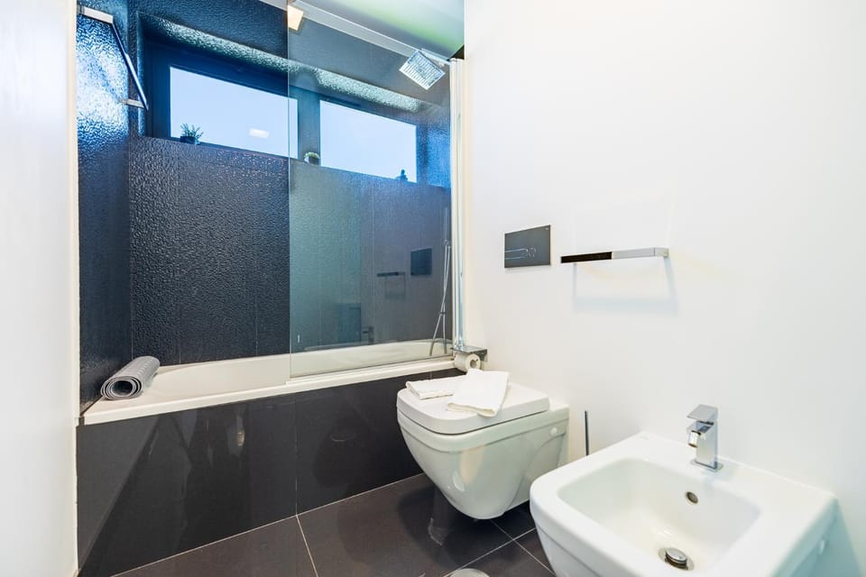 Shower, Toilet, Bathroom, bidet, towels