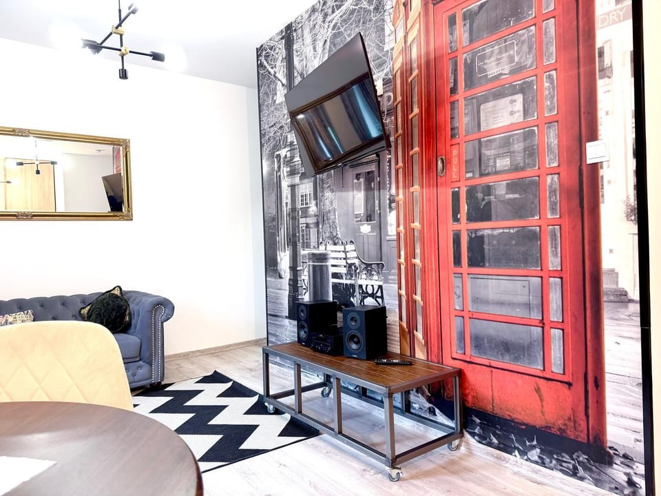 TV and multimedia, Living room, Seating area, Evening entertainment