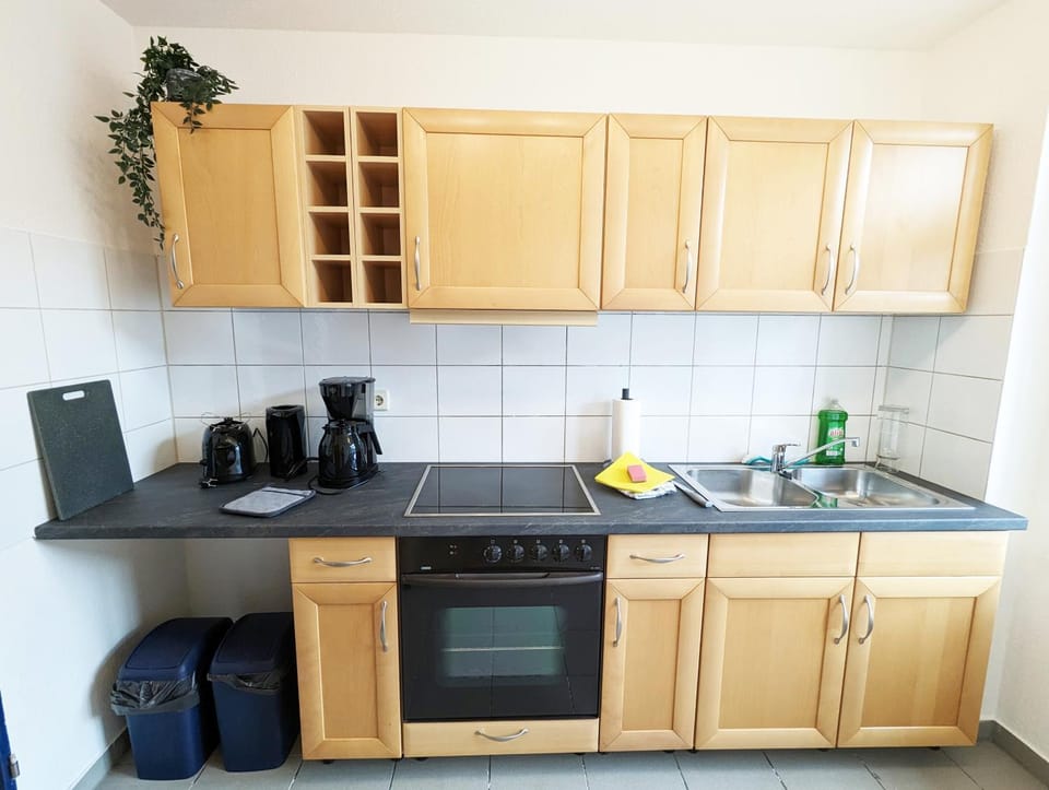 Coffee/tea facilities, Kitchen or kitchenette, stove