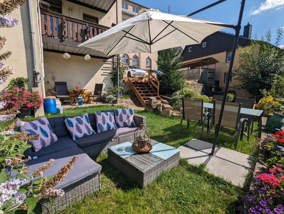 Property building, Garden, Balcony/Terrace, Garden view