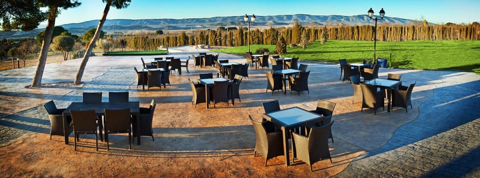 Restaurant/places to eat, Balcony/Terrace