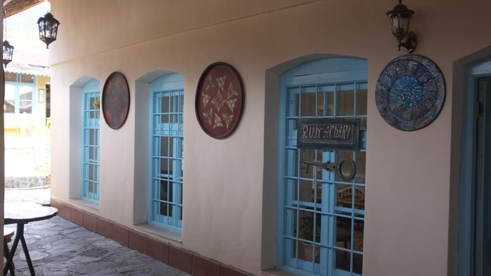 Property building, Restaurant/places to eat, Decorative detail