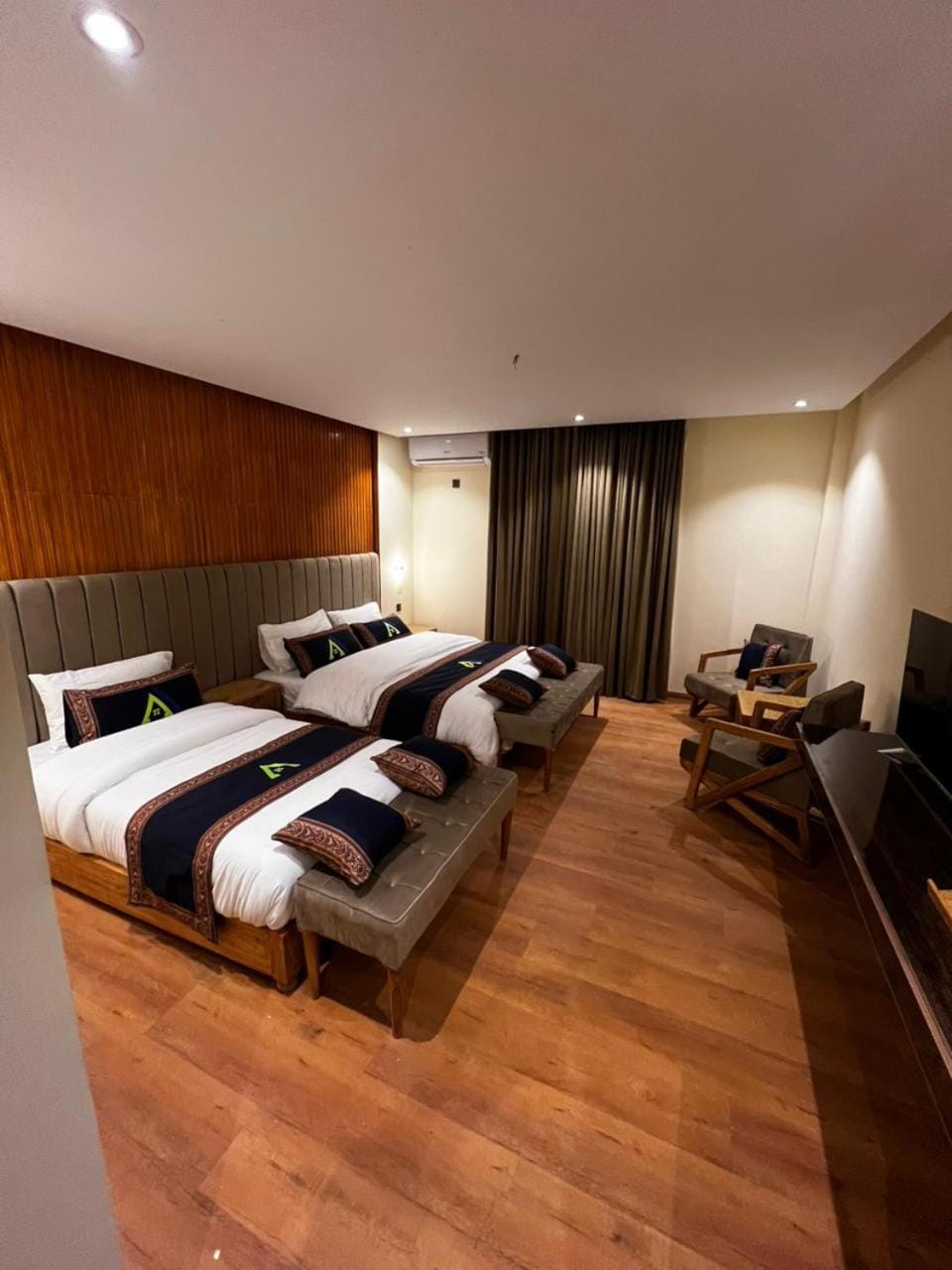 Bed, TV and multimedia, Photo of the whole room, Bedroom
