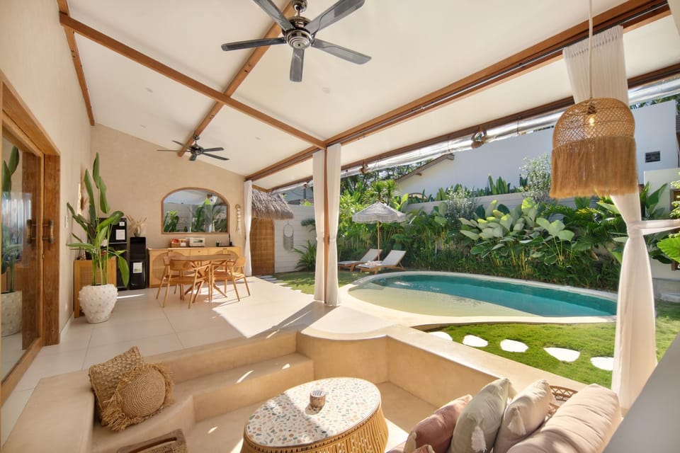Patio, Garden, Seating area, Garden view, Pool view, Swimming pool, sunbed, kitchen