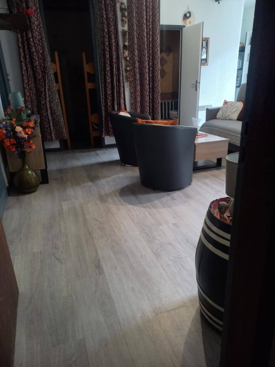 Bed, Living room, Photo of the whole room