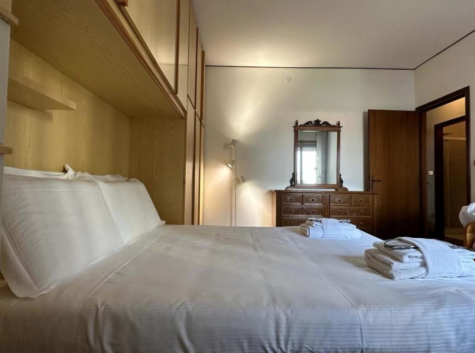 Bed, Photo of the whole room, towels, wardrobe