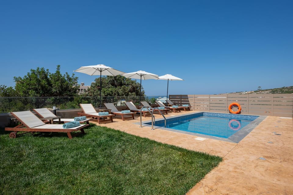 Day, Swimming pool, sunbed