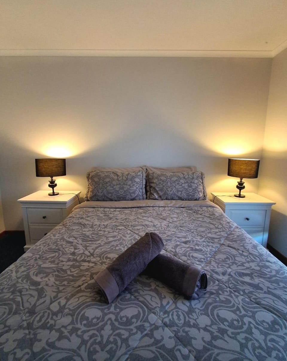 Seabreeze Coast Getaway Sleeps 6 Comfy 3BR Wi Fi Netflix 21 Metre Boat Parking House in Portland