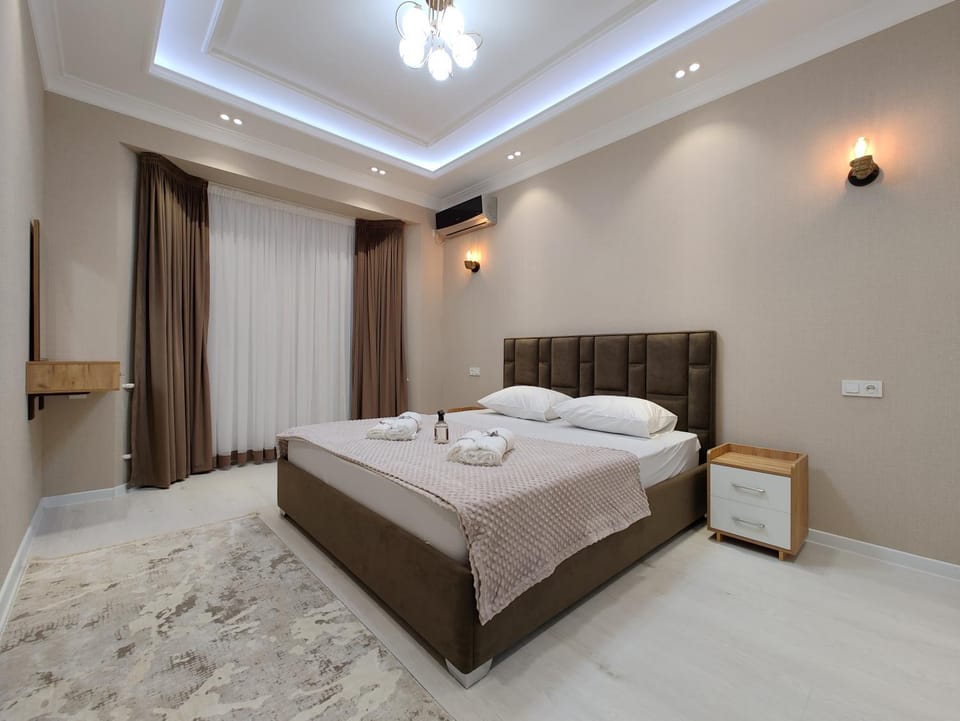 Bed, Bedroom, towels