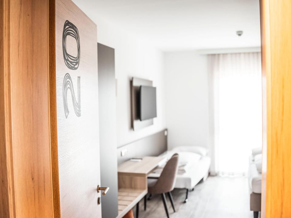 Bed, TV and multimedia, Photo of the whole room, Seating area, hair dresser