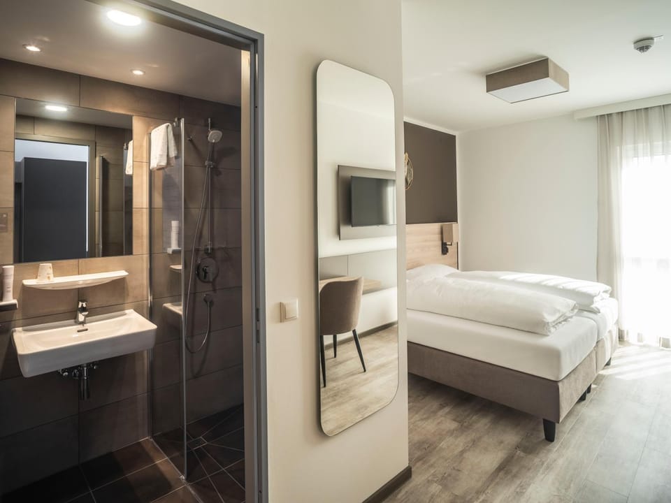 Shower, Bed, Bathroom, TV and multimedia, Photo of the whole room, towels
